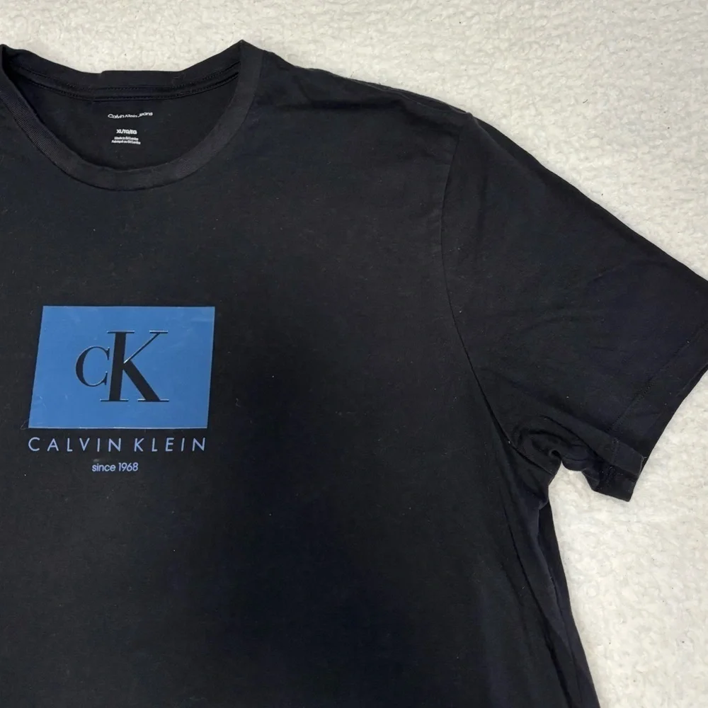 Calvin Klein Men Black Front Logo Graphic Short Sleeve T-shirt